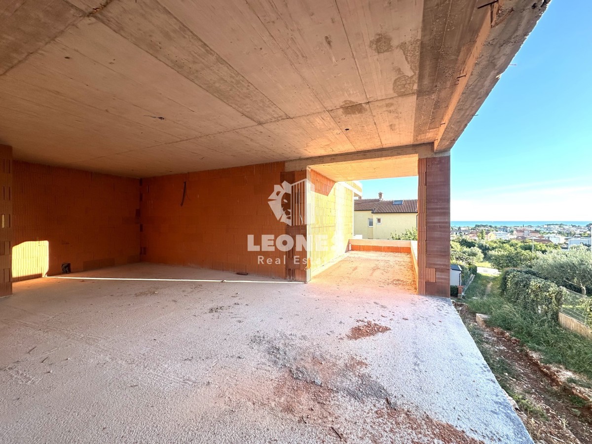 Appartamento al primo piano con ascensore e bellissima vista sul mare in un nuovo edificio a Cittanova