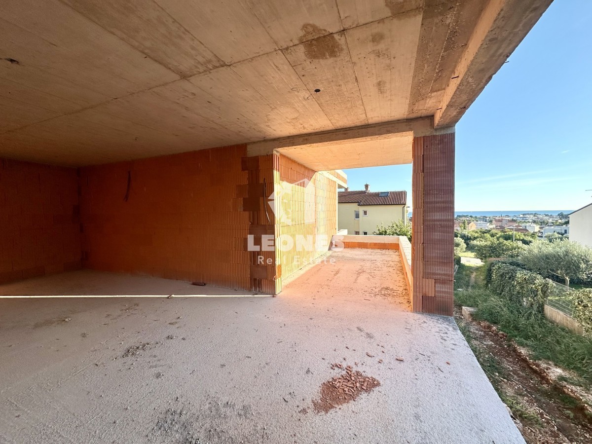 Appartamento al primo piano con ascensore e bellissima vista sul mare in un nuovo edificio a Cittanova