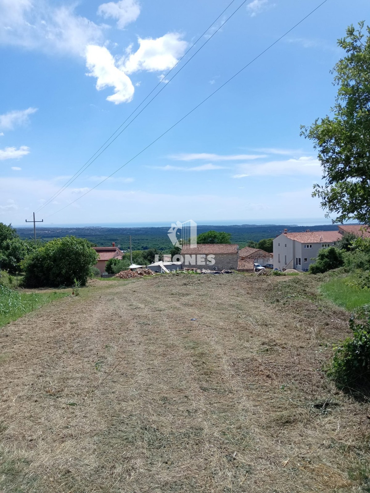 Terreno edificabile a Kaštelir con vista sul mare aperto