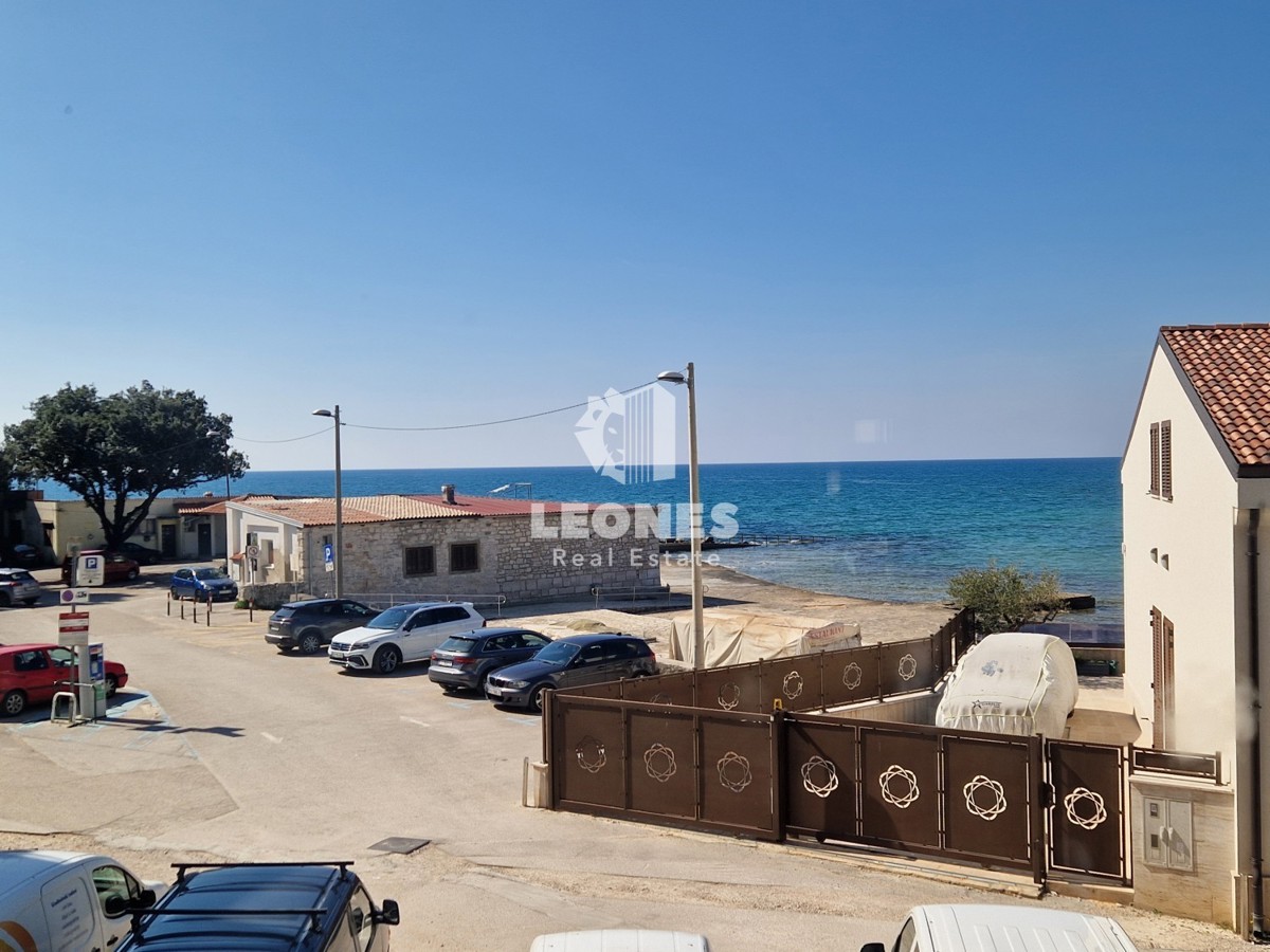 Stupendo appartamento trilocale in una nuova costruzione in prima fila al mare a Umag - Umago