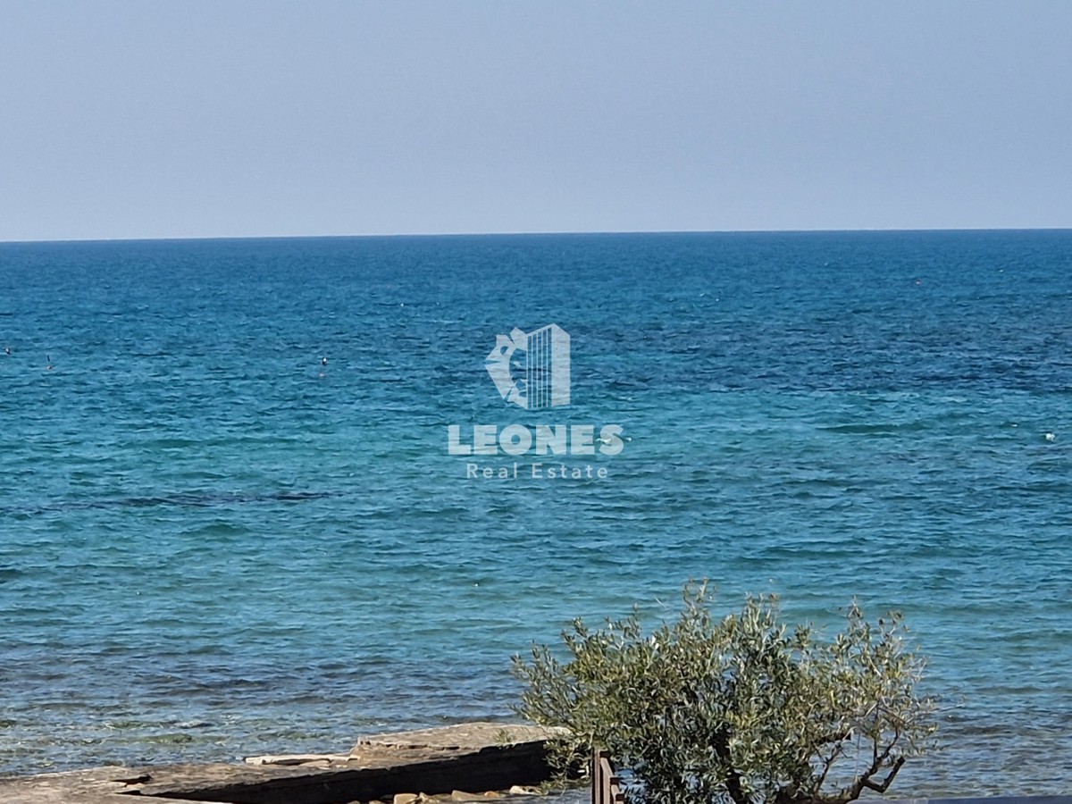 Stupendo appartamento trilocale in una nuova costruzione in prima fila al mare a Umag - Umago
