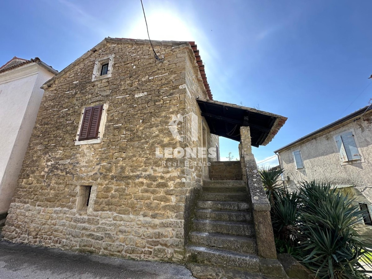 Casa in pietra nel centro di Momiano
