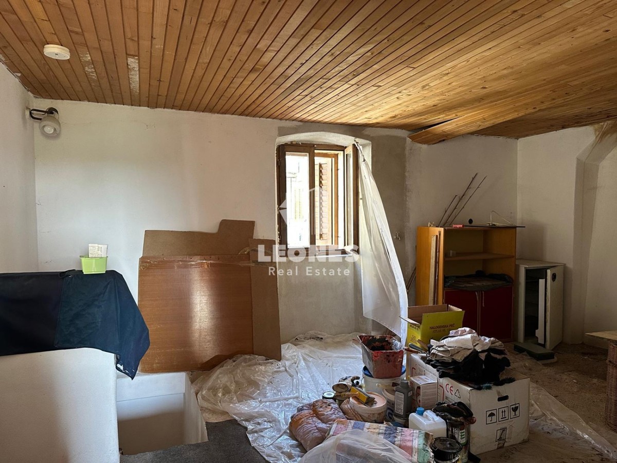 Casa in pietra nel centro di Momiano