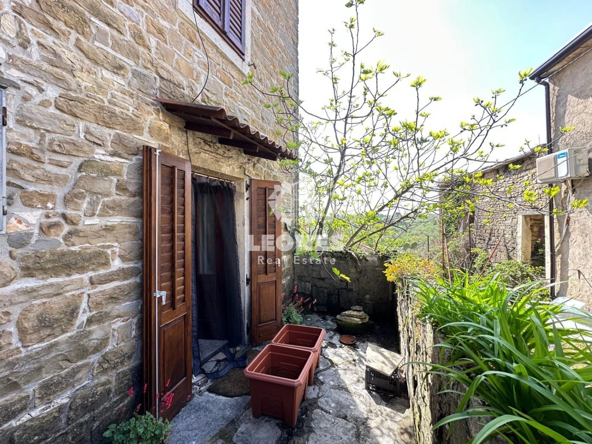 Casa in pietra nel centro di Momiano