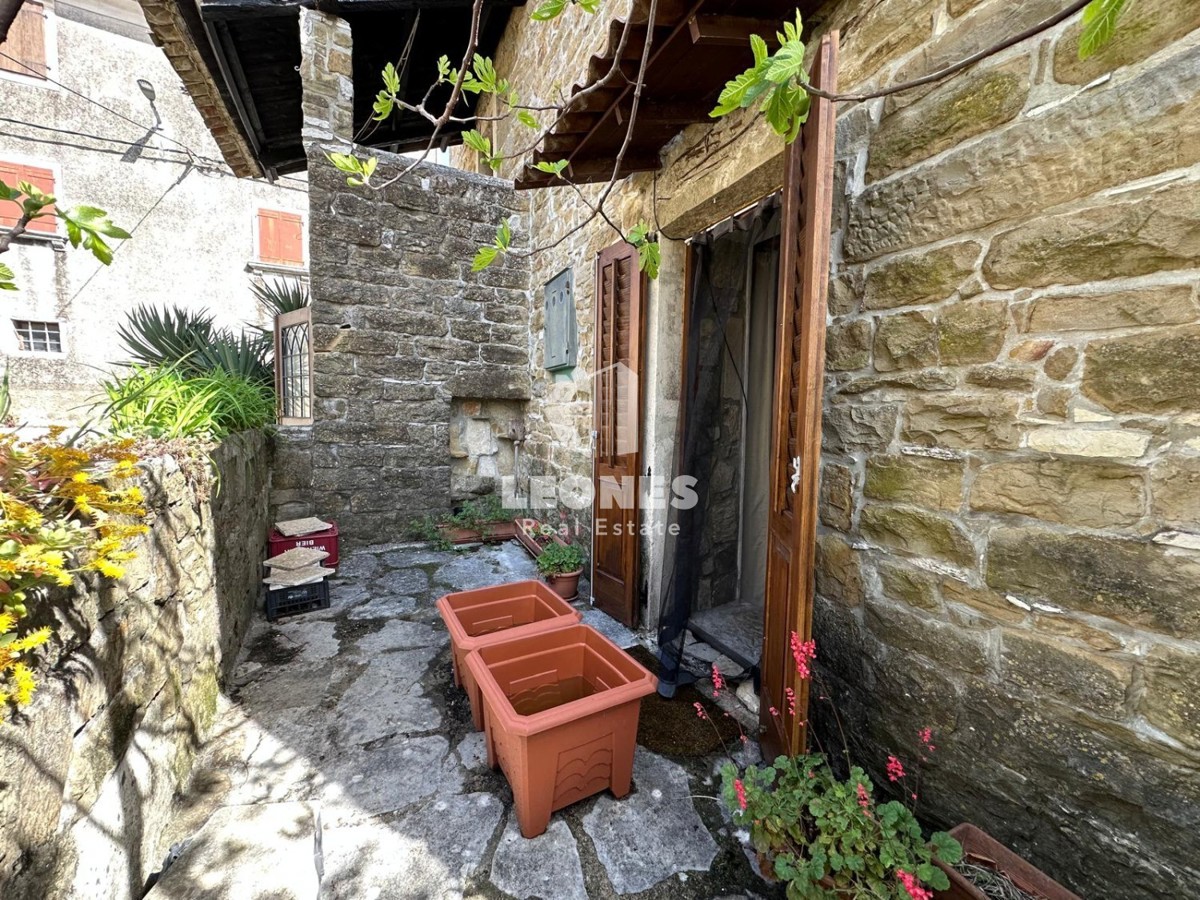 Casa in pietra nel centro di Momiano