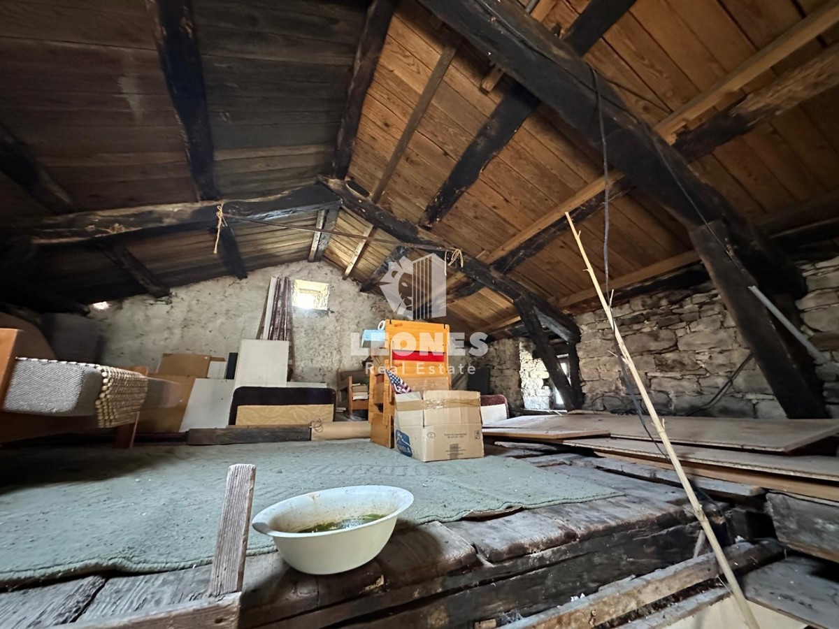 Casa in pietra nel centro di Momiano