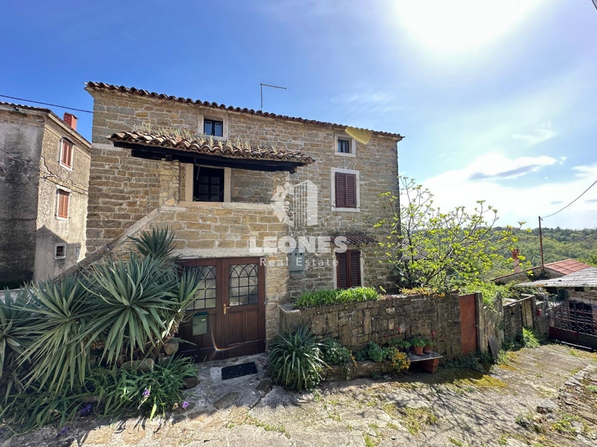 Casa in pietra nel centro di Momiano