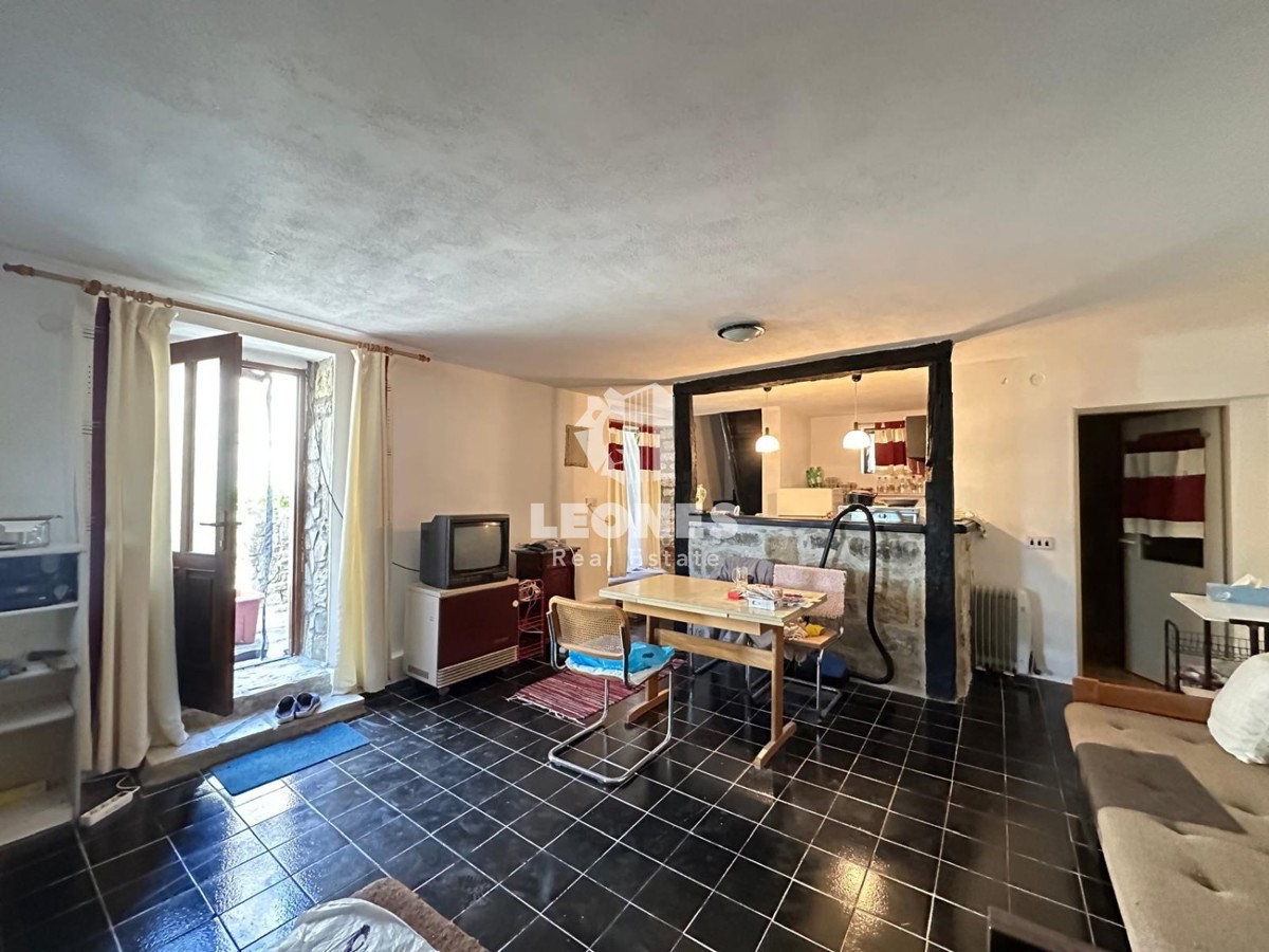 Casa in pietra nel centro di Momiano