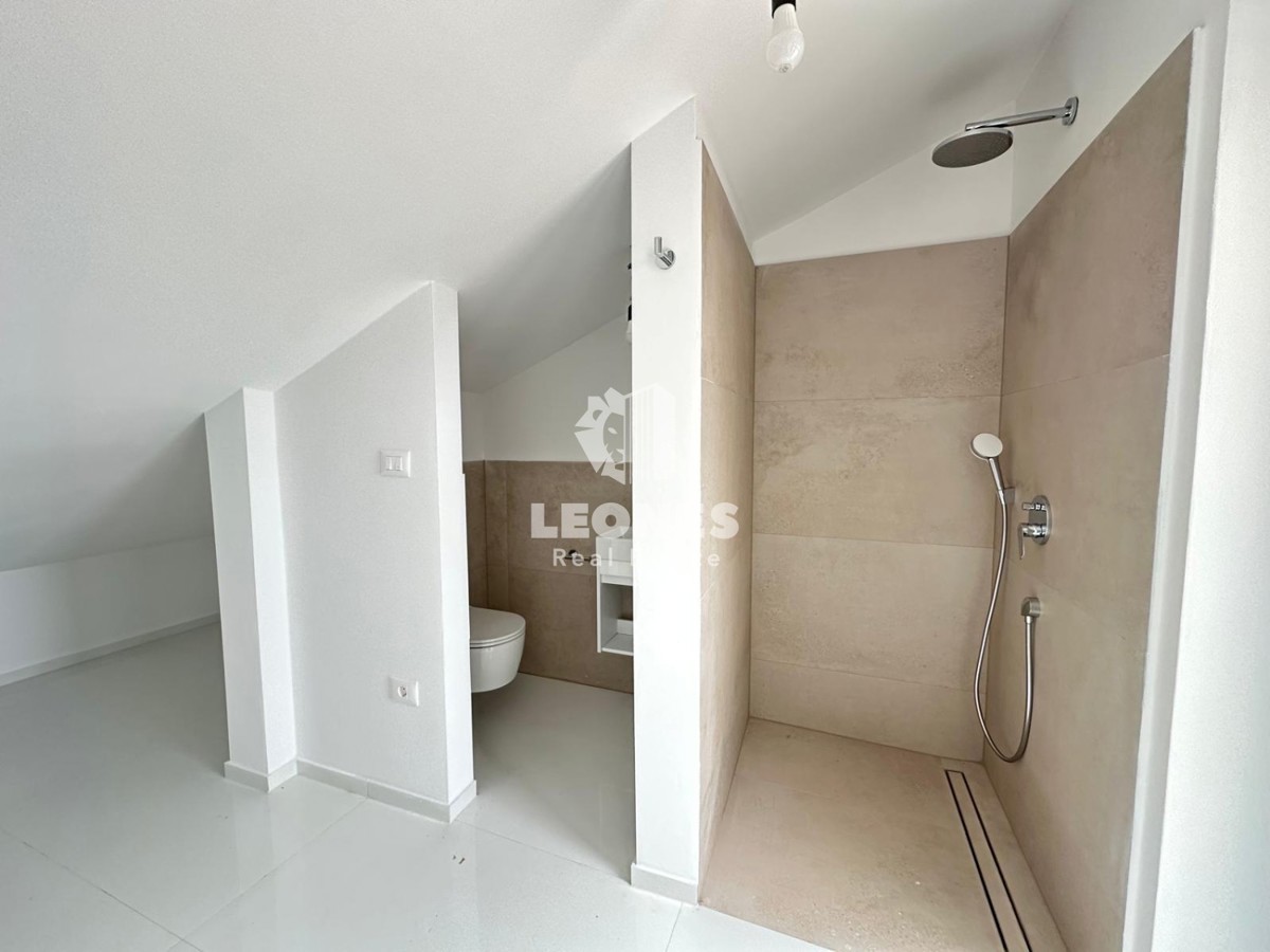 Appartamento duplex di qualità con vista mare aperta a Parenzo