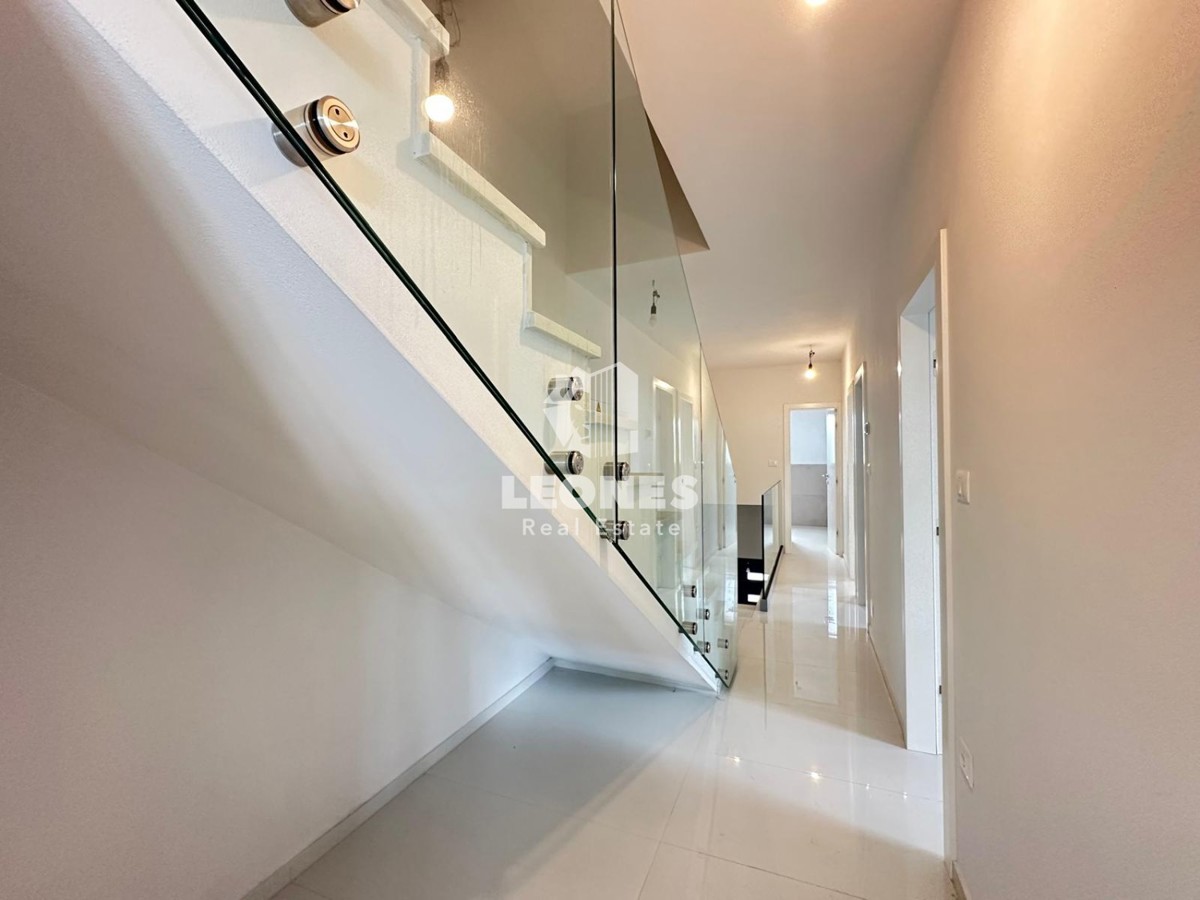 Appartamento duplex di qualità con vista mare aperta a Parenzo