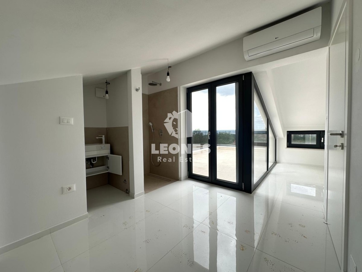 Appartamento duplex di qualità con vista mare aperta a Parenzo