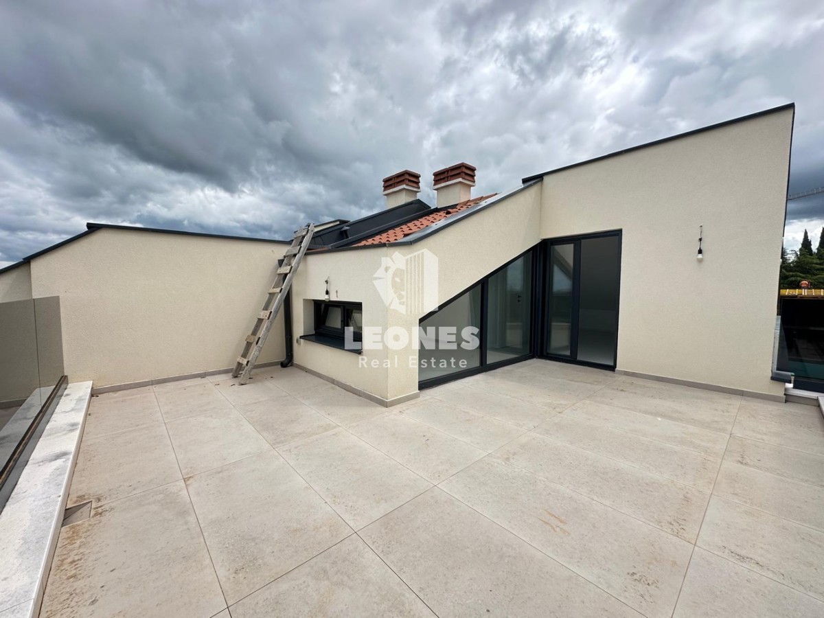 Appartamento duplex di qualità con vista mare aperta a Parenzo