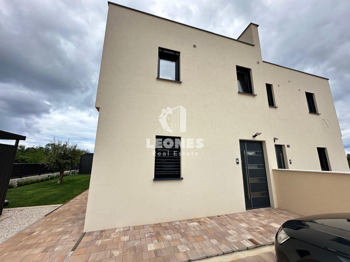 Appartamento duplex di qualità con vista mare aperta a Parenzo