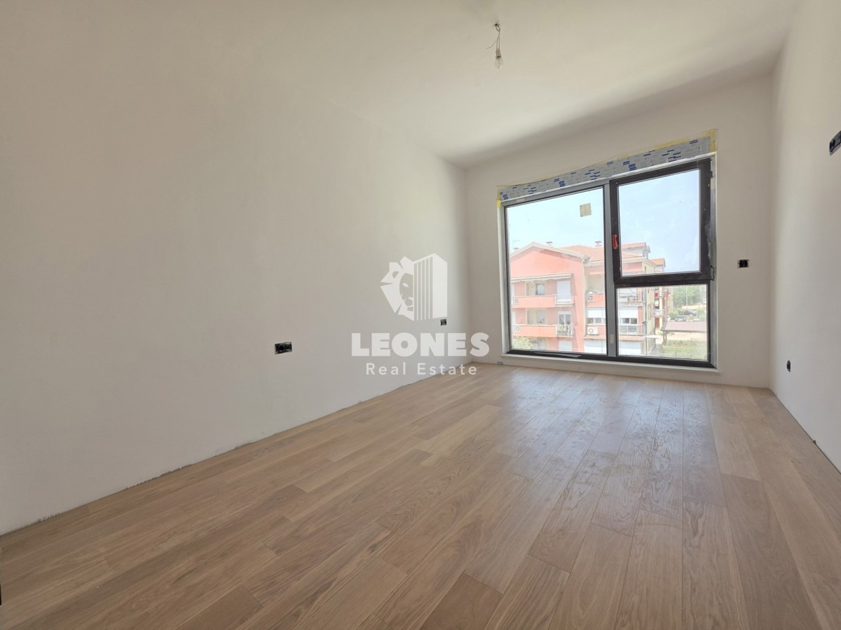 Appartamento con ascensore in un moderno edificio di nuova costruzione con due posti auto a Umag - Umago