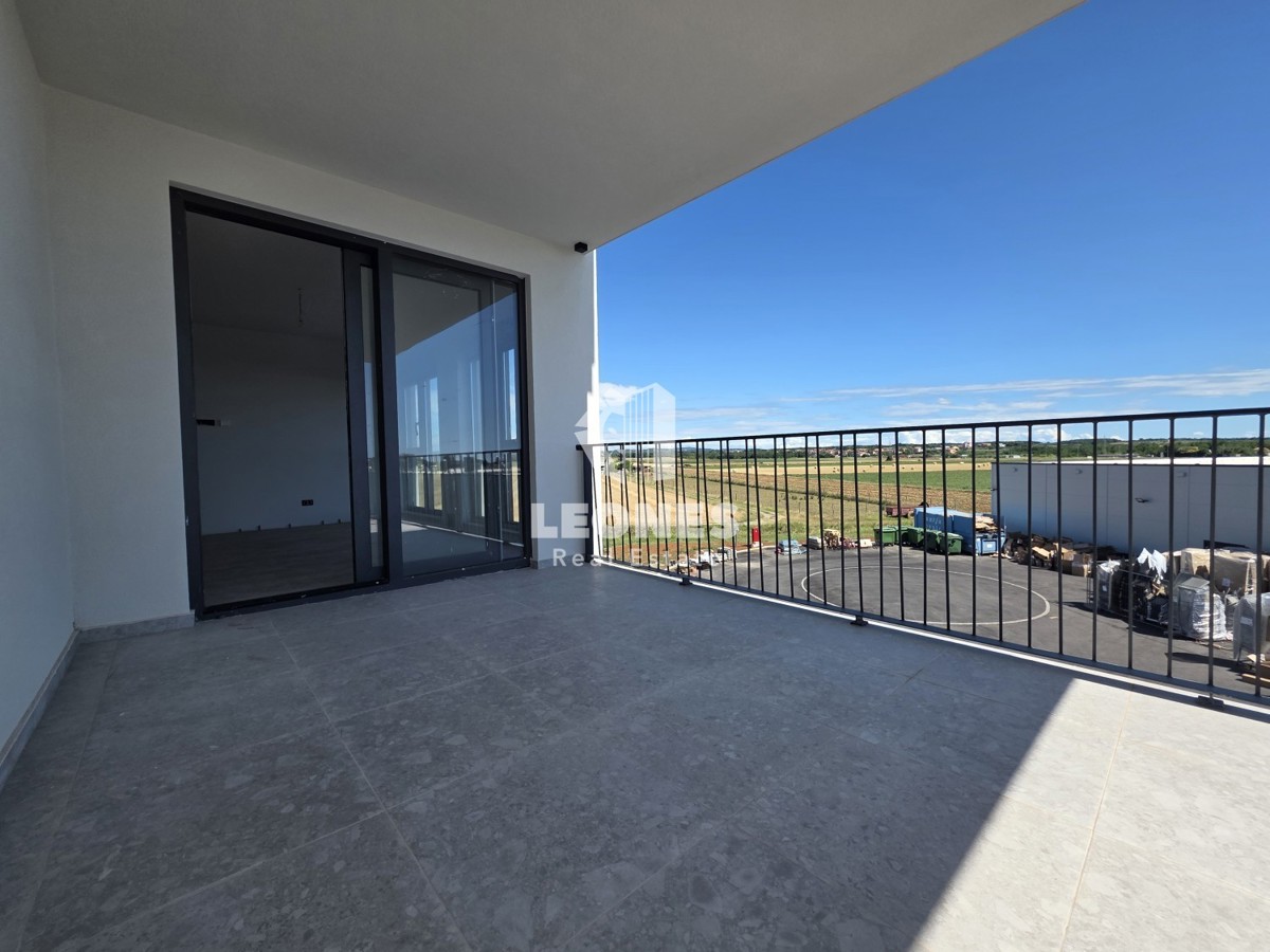 Spazioso appartamento con grande terrazza in un edificio di nuova costruzione di qualità a Umag - Umago