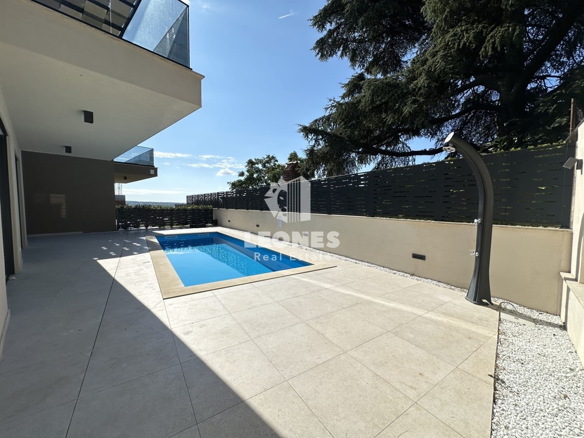 Appartamento duplex di alta qualità con piscina, completamente attrezzato a Tar