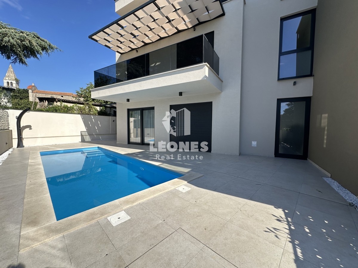 Appartamento duplex di alta qualità con piscina, completamente attrezzato a Tar