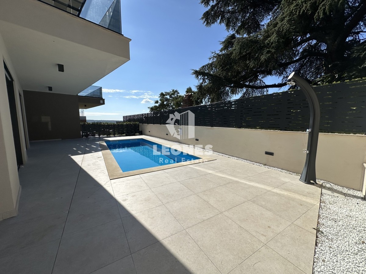 Appartamento duplex di alta qualità con piscina, completamente attrezzato a Tar