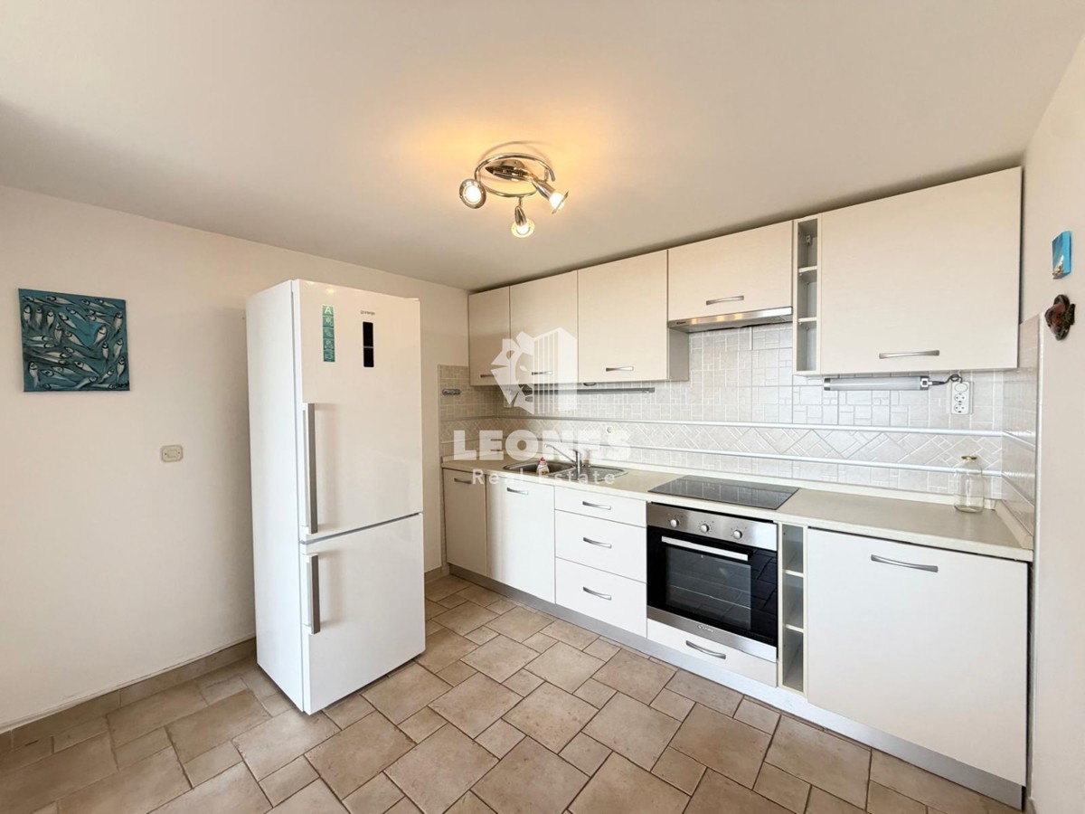 Appartamento completamente arredato con vista mare in un'ottima posizione a Novigrad