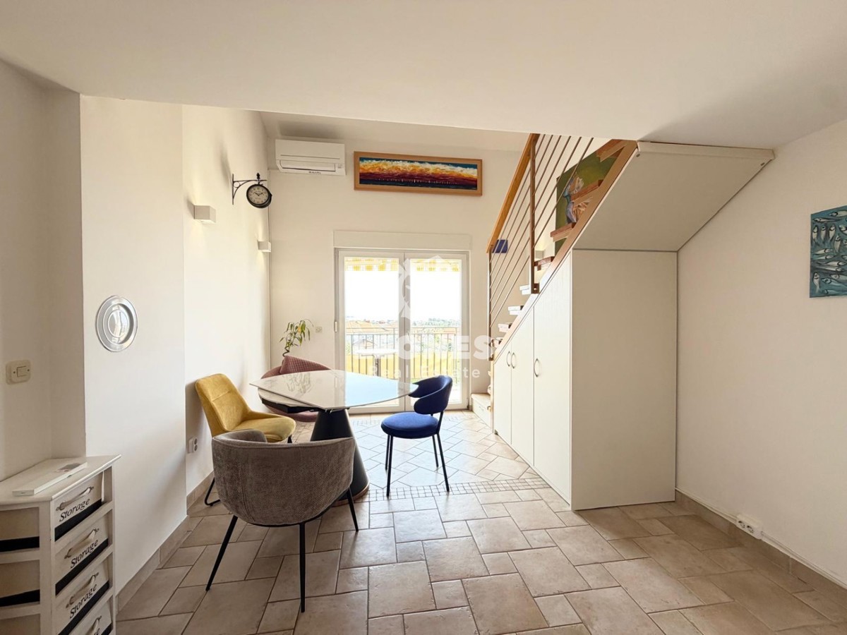 Appartamento completamente arredato con vista mare in un'ottima posizione a Novigrad