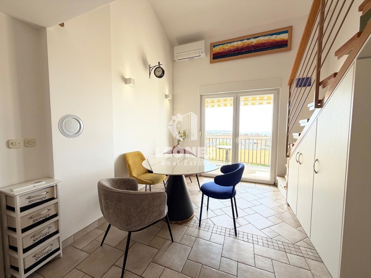 Appartamento completamente arredato con vista mare in un'ottima posizione a Novigrad