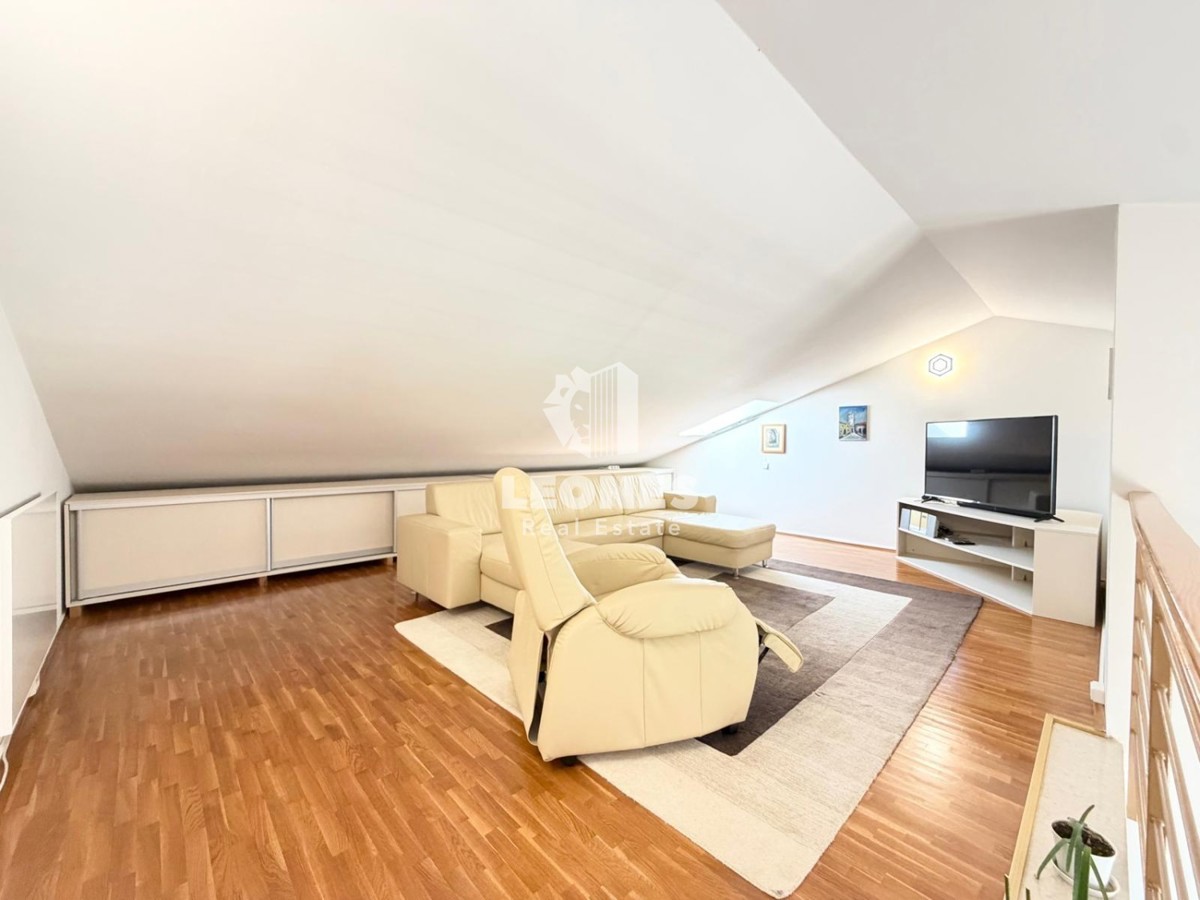 Appartamento completamente arredato con vista mare in un'ottima posizione a Novigrad