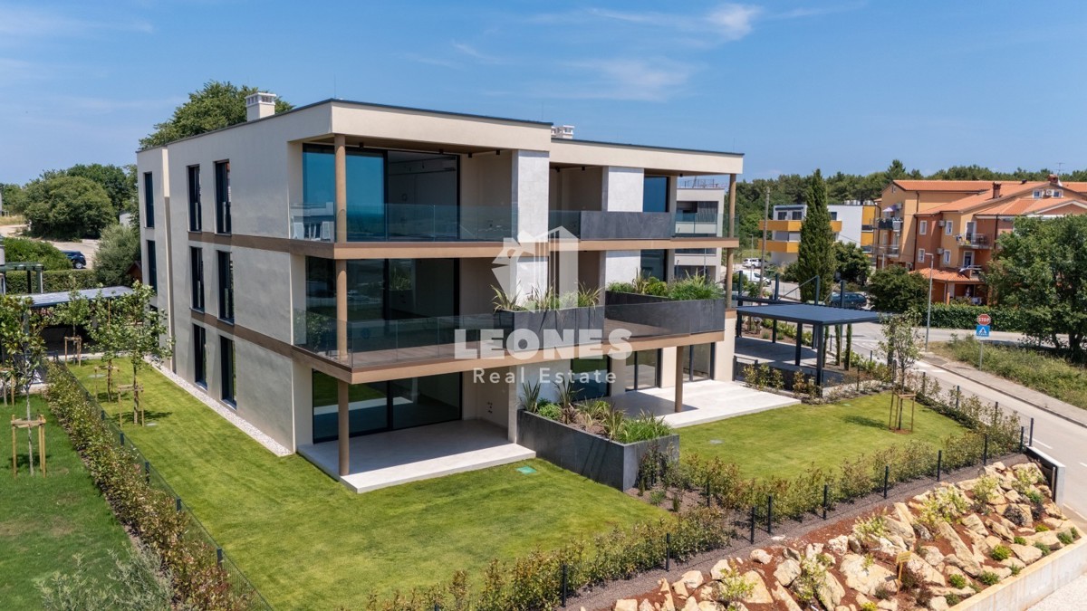 Lussuoso appartamento al piano terra con giardino e vista mare a Cittanova