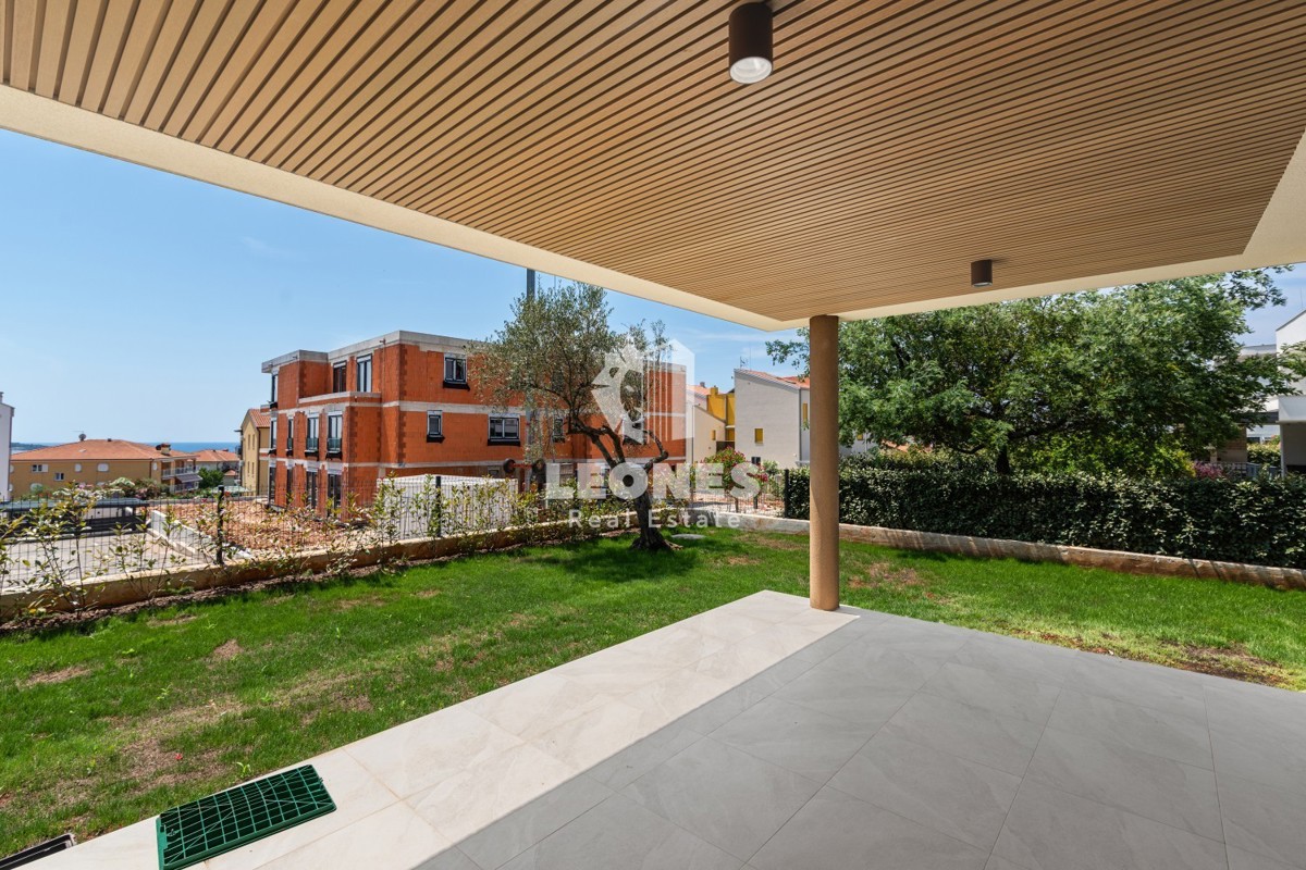 Lussuoso appartamento al piano terra con giardino e vista mare a Cittanova