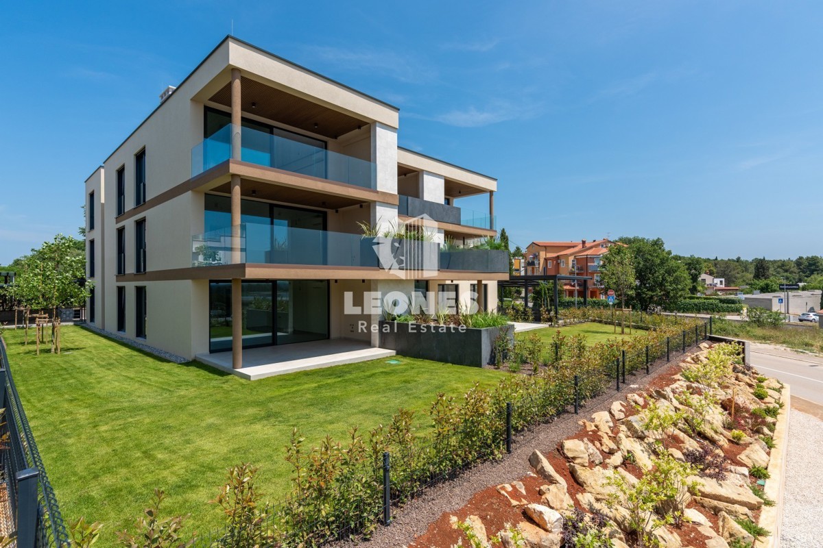 Lussuoso appartamento al piano terra con giardino e vista mare a Cittanova