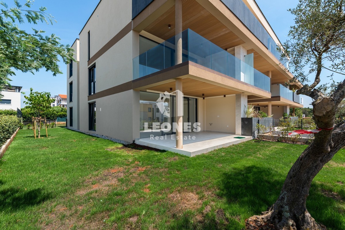 Lussuoso appartamento al piano terra con giardino e vista mare a Cittanova