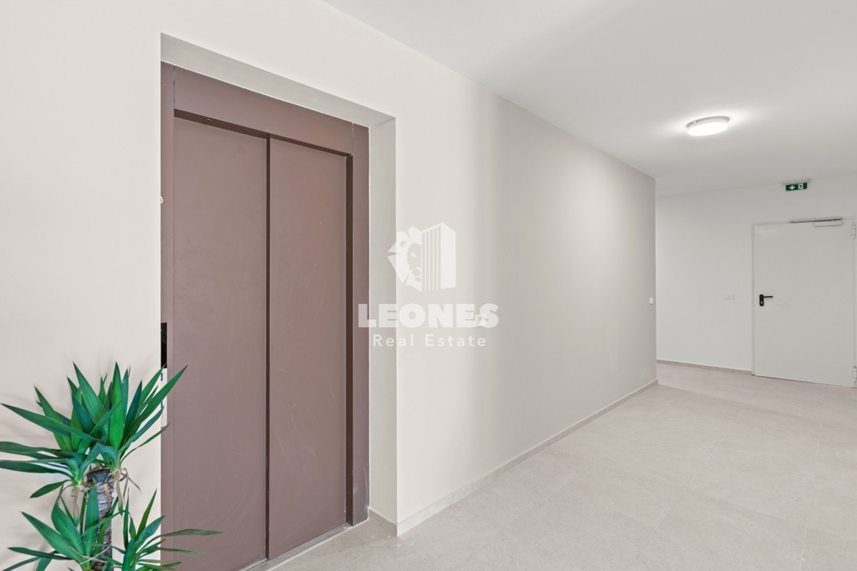 Lussuoso appartamento al piano terra con giardino e vista mare a Cittanova