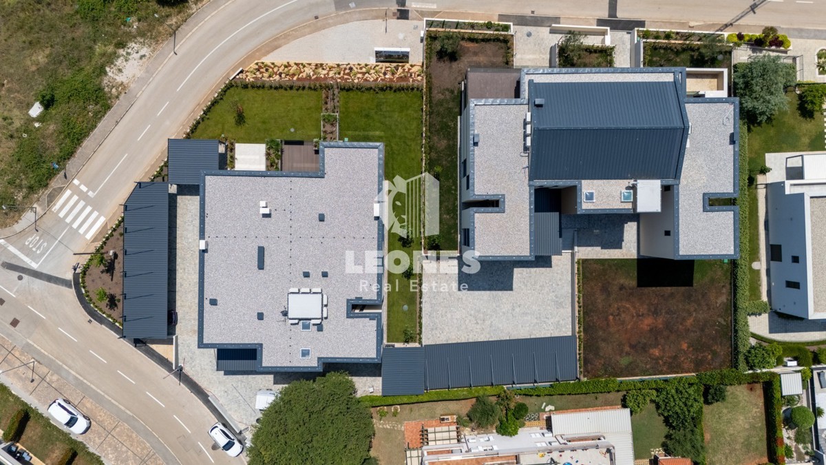 Lussuoso appartamento al piano terra con giardino e vista mare a Cittanova