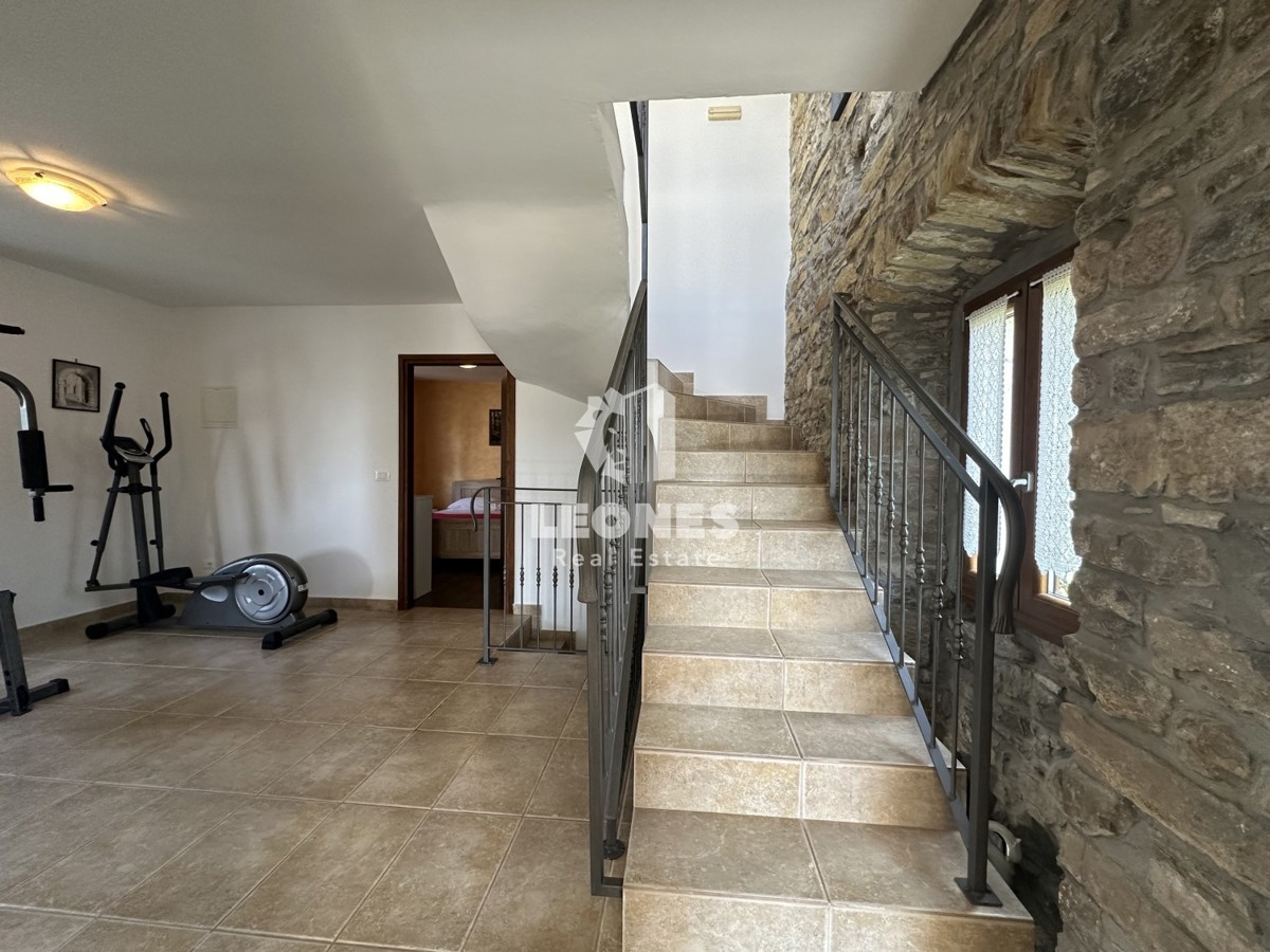 Una casa in pietra unica con piscina nell'incantevole Oprtlje