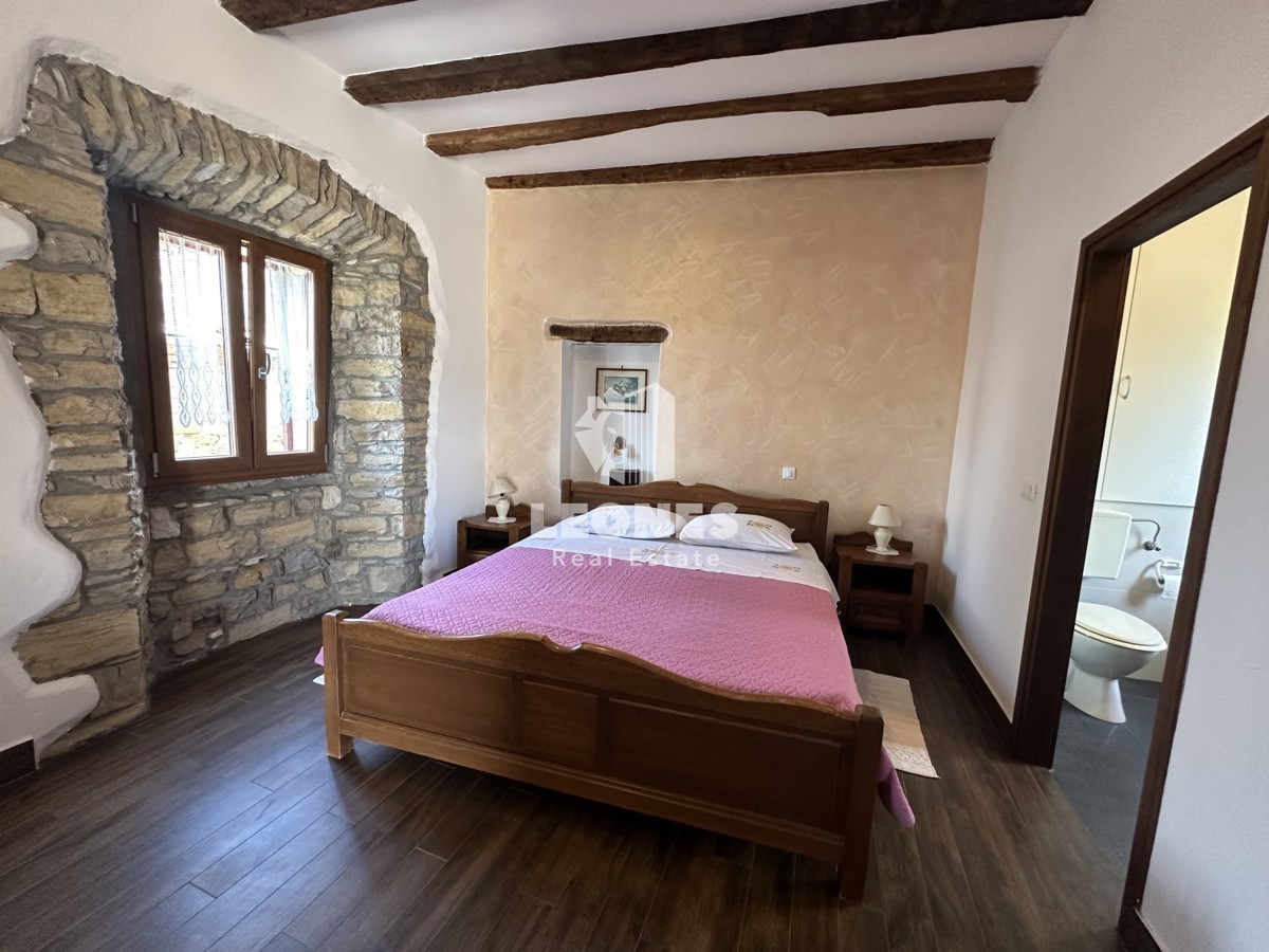 Una casa in pietra unica con piscina nell'incantevole Oprtlje