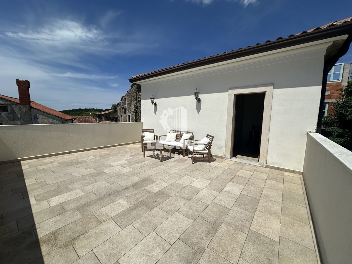 Una casa in pietra unica con piscina nell'incantevole Oprtlje