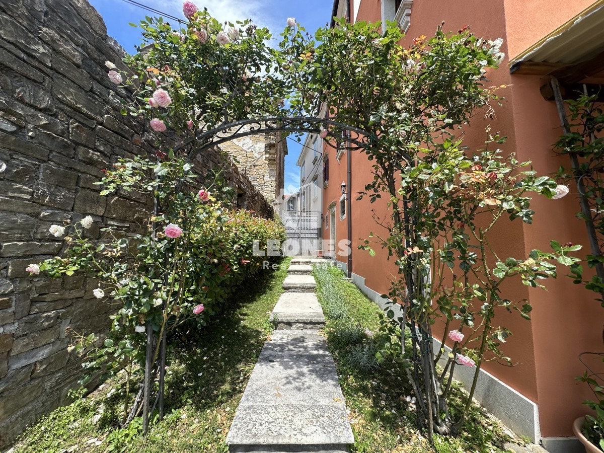 Una casa in pietra unica con piscina nell'incantevole Oprtlje