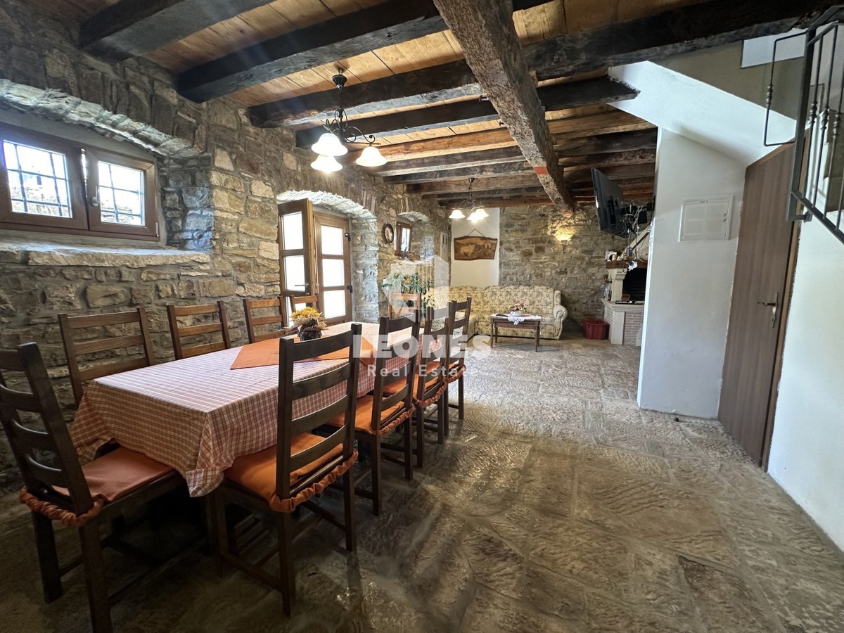 Una casa in pietra unica con piscina nell'incantevole Oprtlje