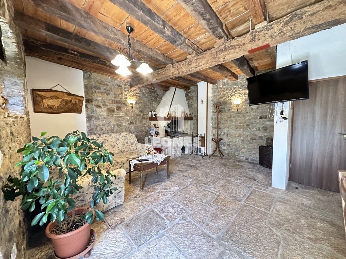 Una casa in pietra unica con piscina nell'incantevole Oprtlje