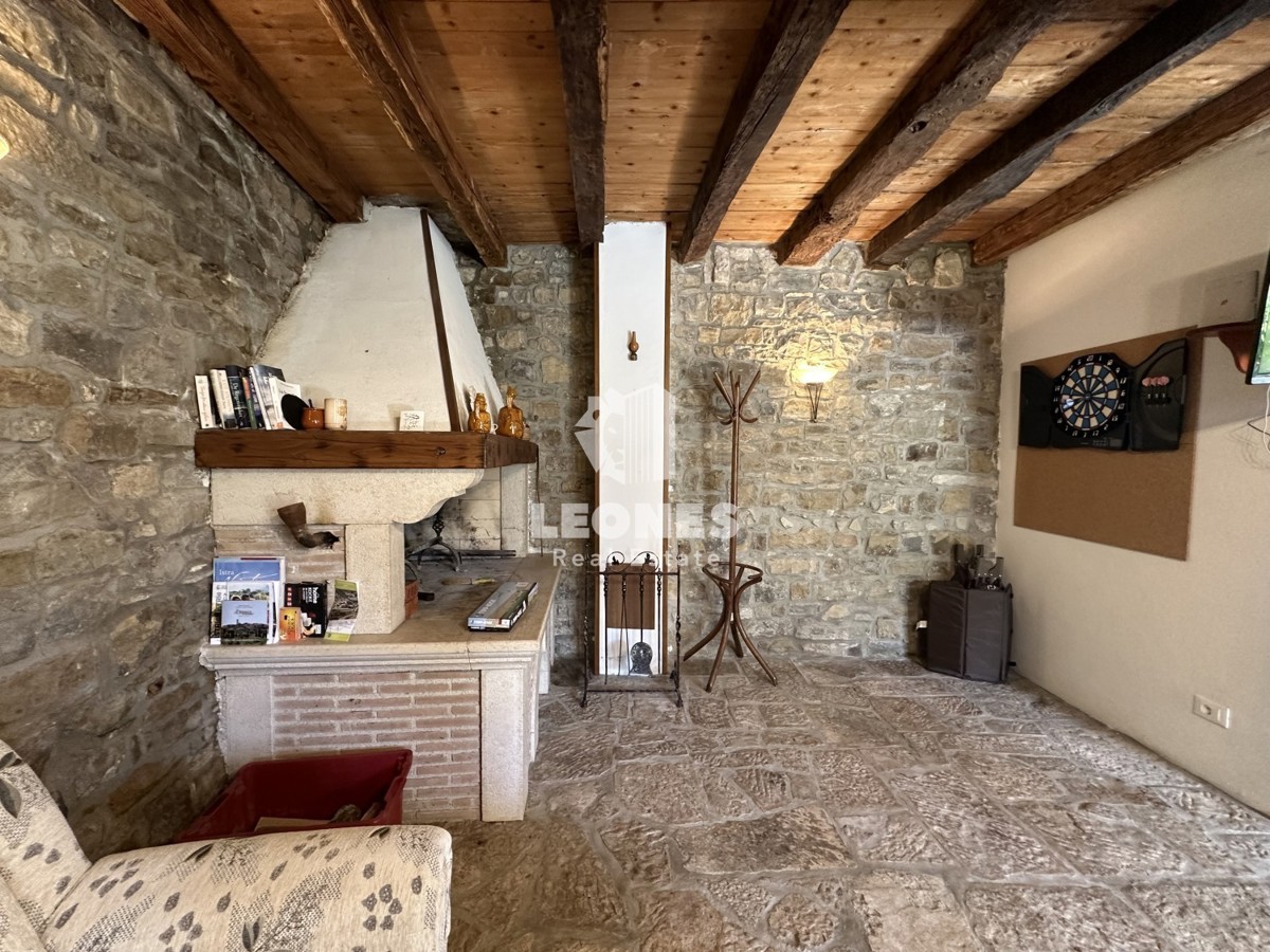 Una casa in pietra unica con piscina nell'incantevole Oprtlje