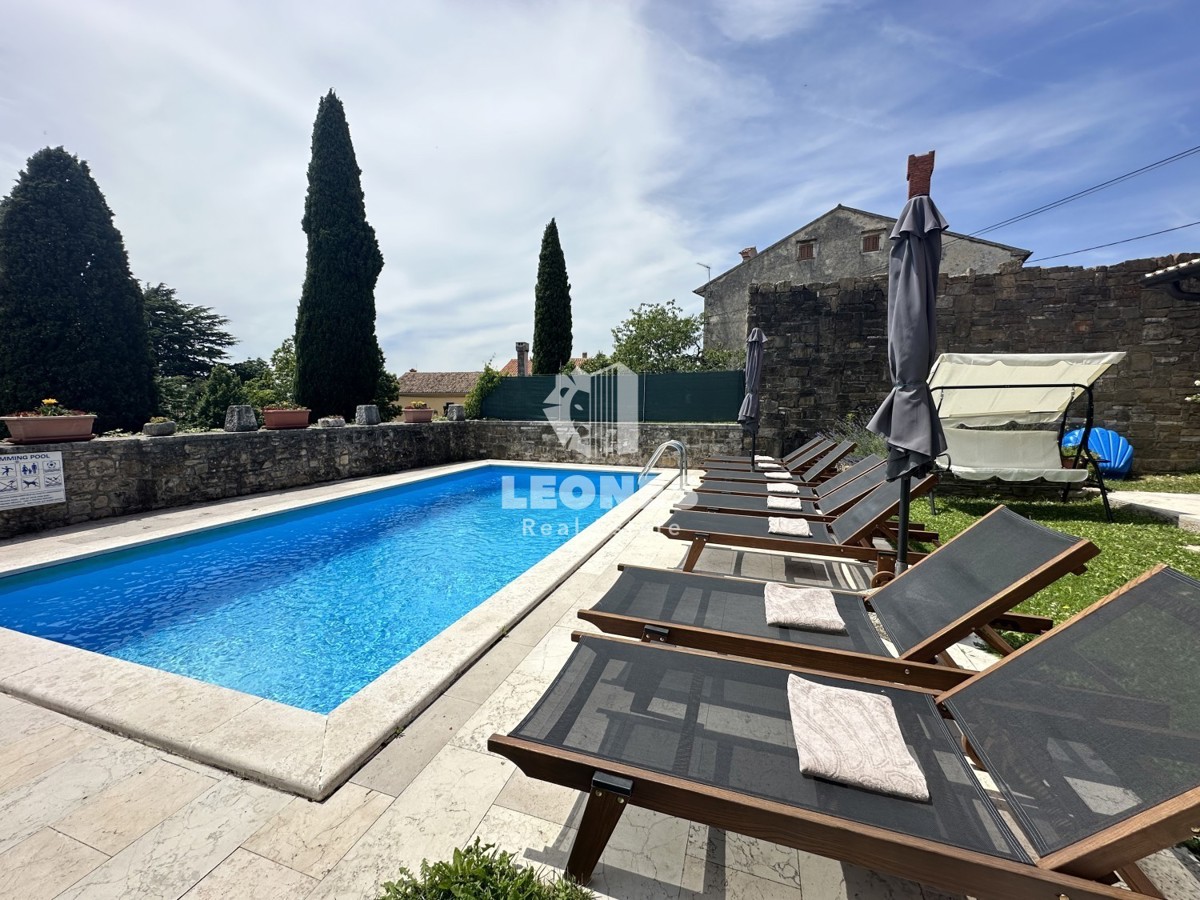 Una casa in pietra unica con piscina nell'incantevole Oprtlje