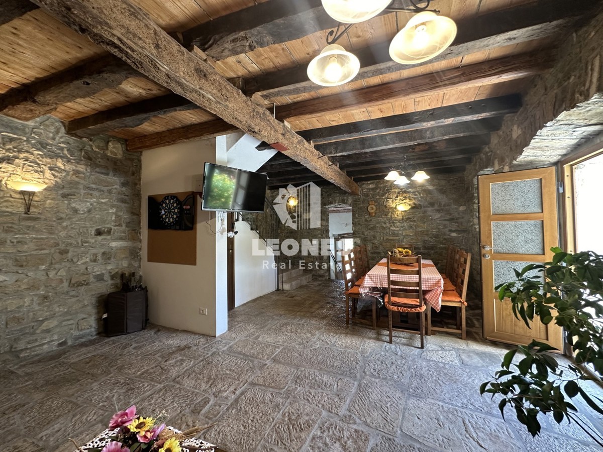Una casa in pietra unica con piscina nell'incantevole Oprtlje