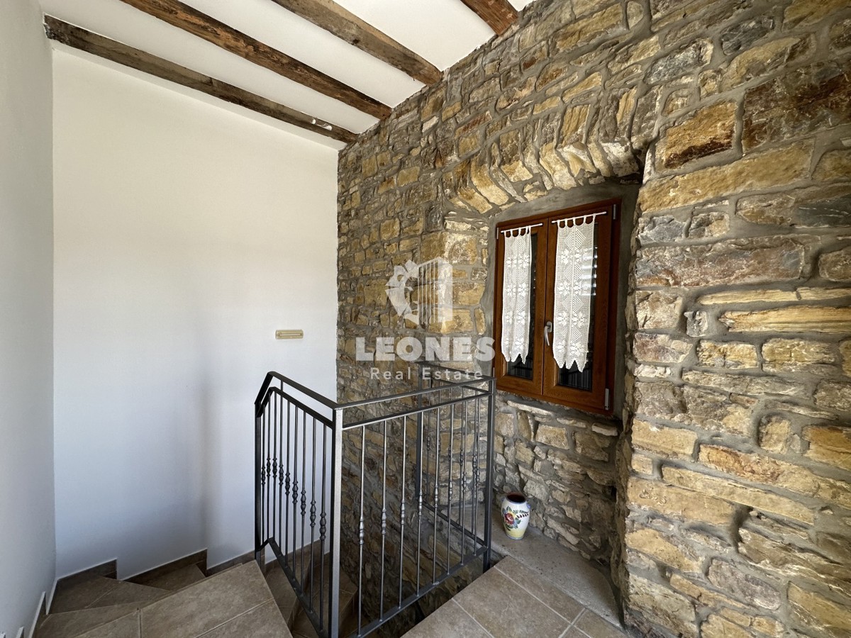 Una casa in pietra unica con piscina nell'incantevole Oprtlje