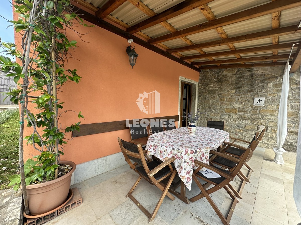Una casa in pietra unica con piscina nell'incantevole Oprtlje