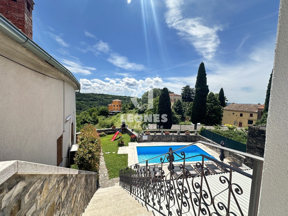 Una casa in pietra unica con piscina nell'incantevole Oprtlje