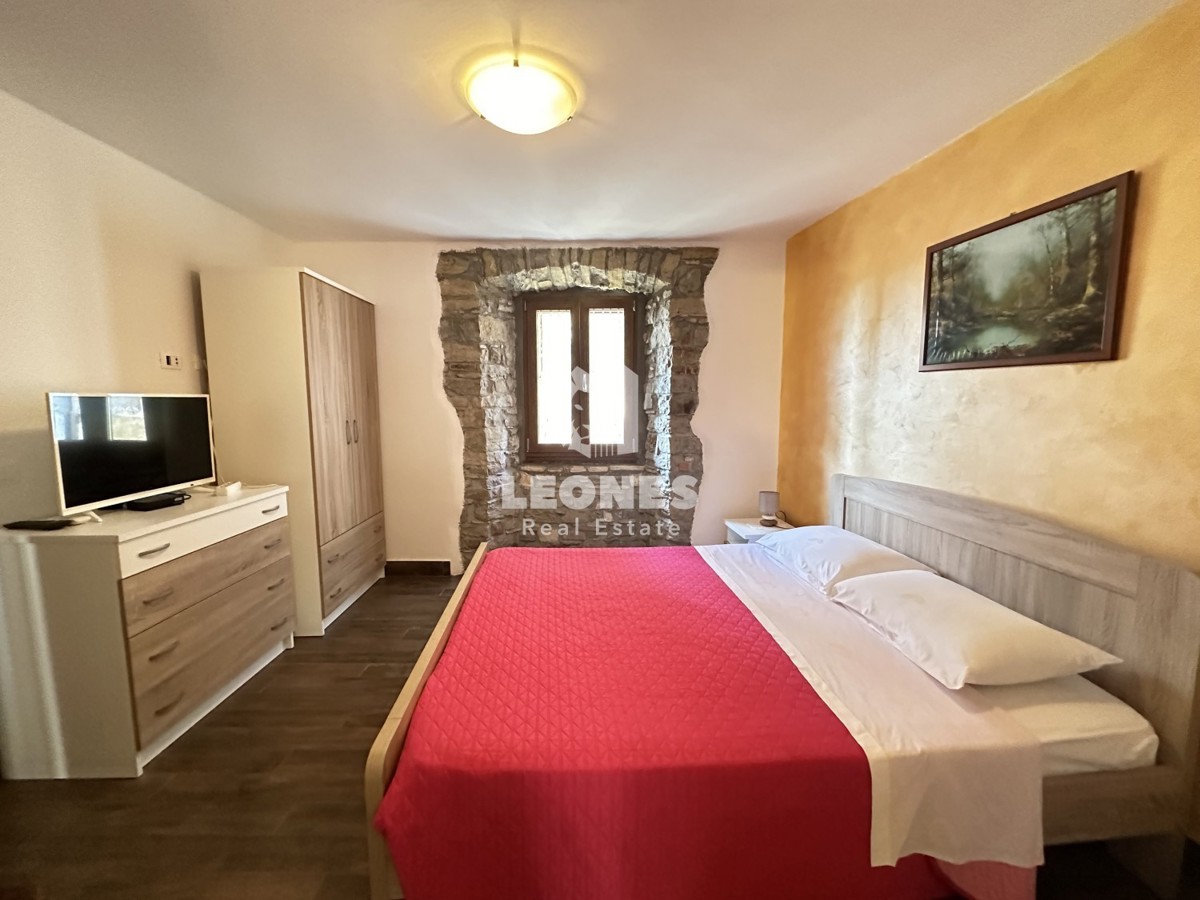 Una casa in pietra unica con piscina nell'incantevole Oprtlje