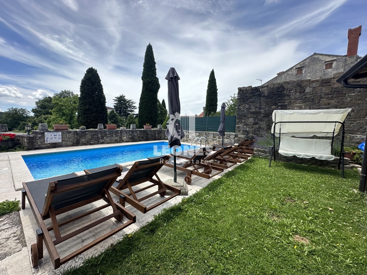Una casa in pietra unica con piscina nell'incantevole Oprtlje