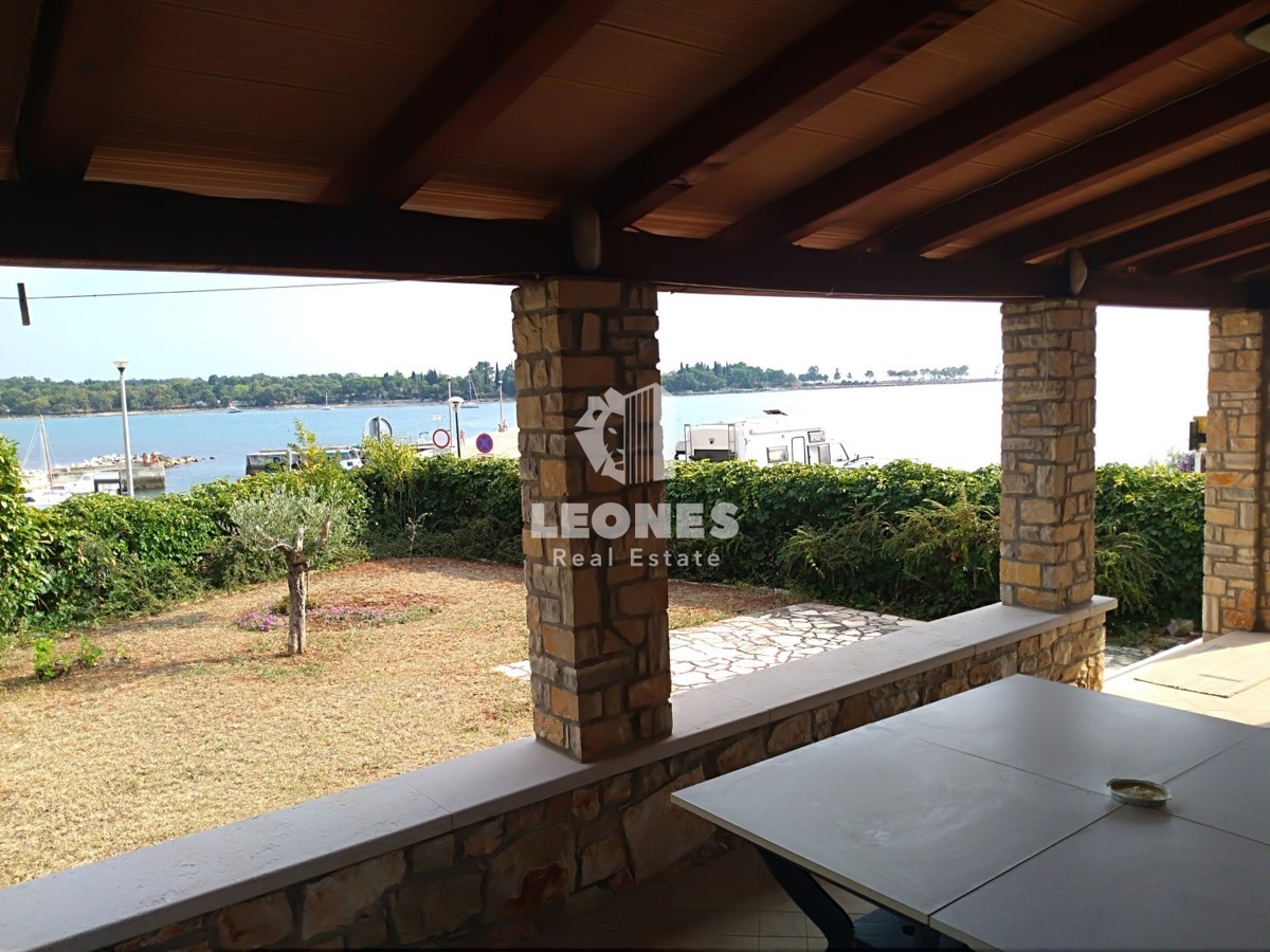 Casa in prima fila al mare a Lovrečica - San Lorenzo, dintorni di Umago