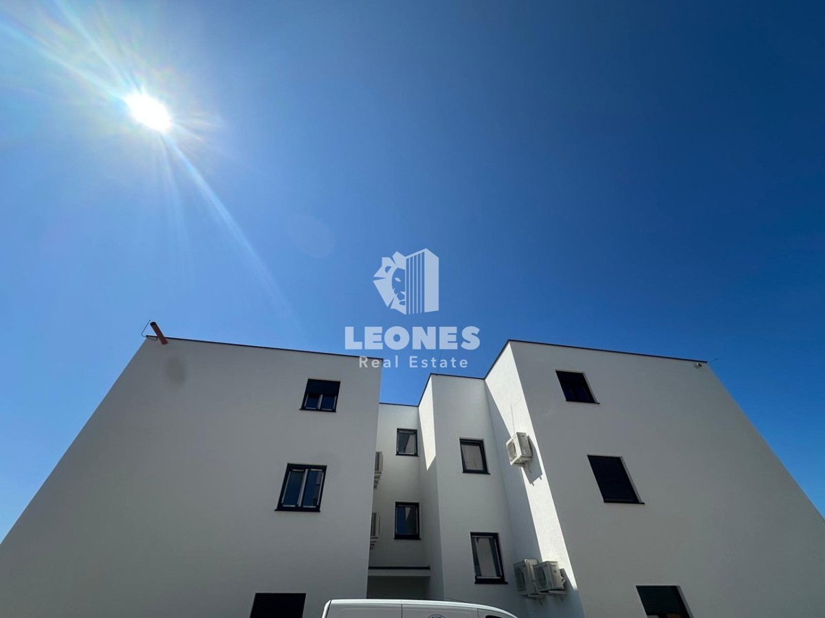 Appartamento in una nuova costruzione a Cittanova al primo piano con due terrazze con vista sul mare