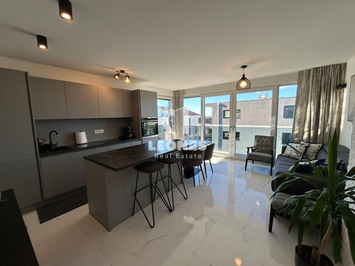 Appartamento di qualità in un nuovo edificio con terrazza sul tetto e vista sul mare a Cittanova