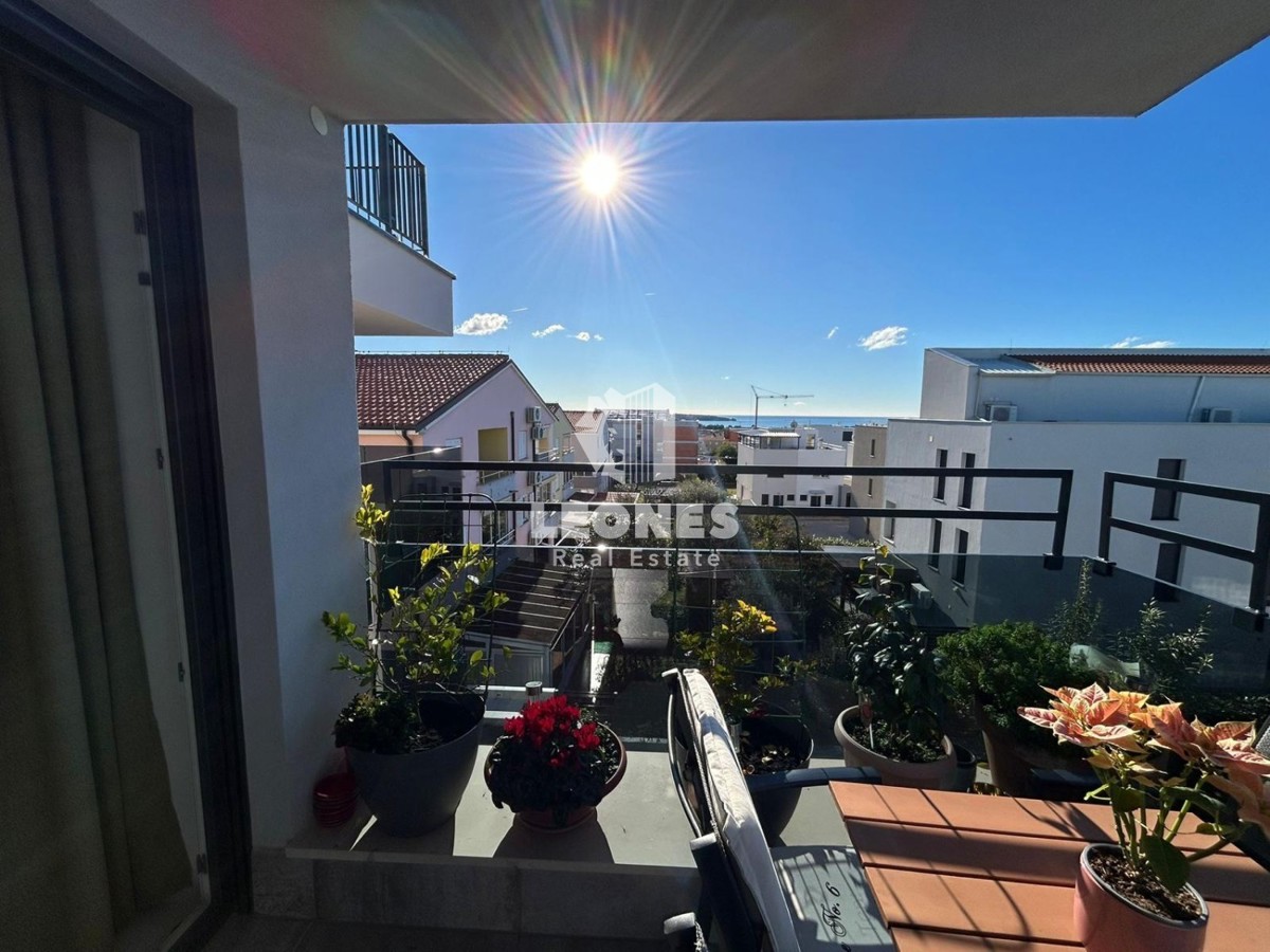 Appartamento di qualità in un nuovo edificio con terrazza sul tetto e vista sul mare a Cittanova